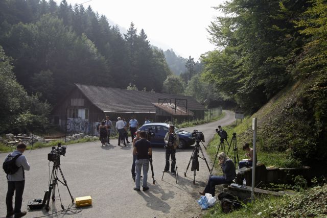 Στο σκοτάδι παραμένουν οι έρευνες για τη δολοφονία της οικογένειας στη Γαλλία